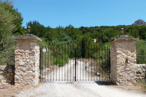 Eingangstor zur Finca Hierbas