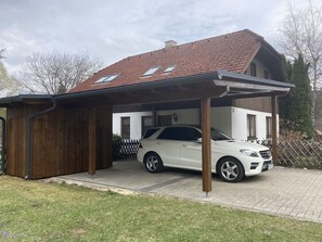 Carport + Unterstellmöglichkeit für Fahrräder, abschließbar