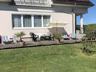 Relájese y descanse en un acogedor apartamento con una gran terraza.