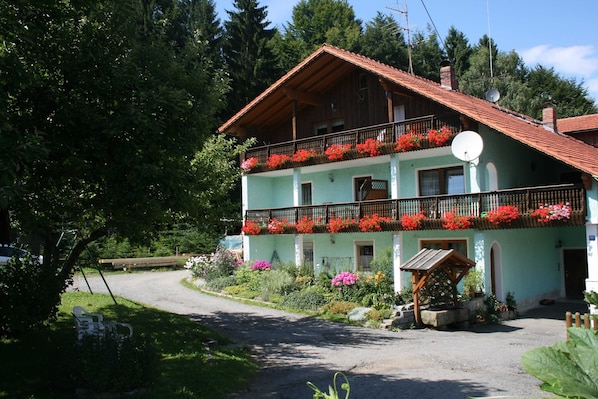 Gästehaus Einberger in dem kleinen Ort Höhenbrunn, am Ende einer Sackgasse.