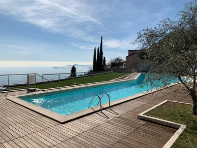 Design apartment - 100 sqm green terrace - Pool - Fantastic panoramic lake view