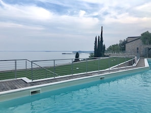 großzügig dimensionierter Swimmingpool