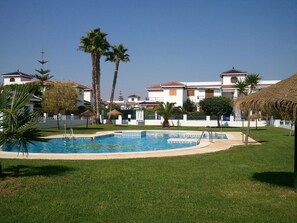 Sonniger ruhiger Gemeinschaftspool im Herzen der Anlage