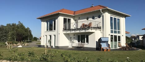 Die KPTN-VILLA mit dem Strandkorb für Abendstunden im Sonnenuntergang.