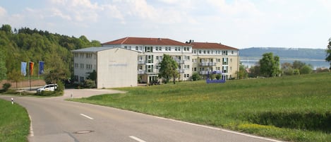 Ferienwohn- und Apartmentanlage Enderndorf am See (Ortseingang Kreisel links)