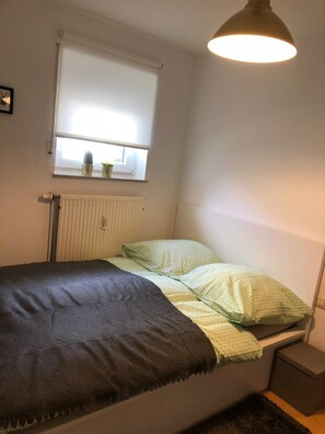 Schlafzimmer mit einem 160 cm breiten Bett