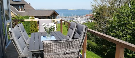 Balkon mit tollem Blick in den Hafen, die Flensburger Förde bis nach Dänemark