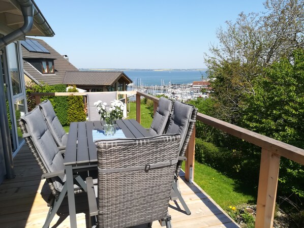 Balkon mit tollem Blick in den Hafen, die Flensburger Förde bis nach Dänemark