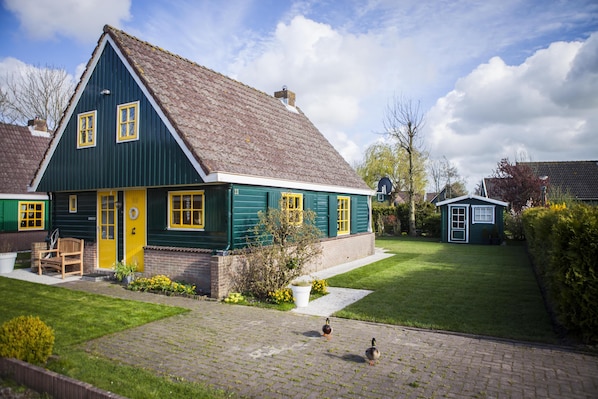 Vorderseite des Hauses mit Parkplatz
