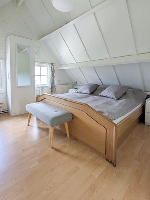 Oberes Schlafzimmer mit KingSize-Bett