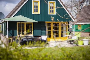 Hinterseite des Hauses mit Terrase