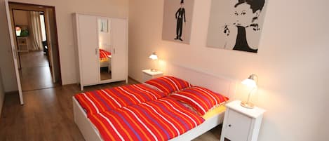 Schlafzimmer mit Doppelbetten