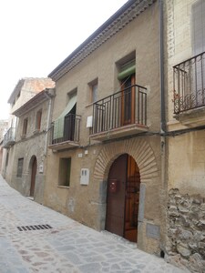 El maíz se elevó con aire y luz con vistas a las copas de los árboles del pueblo.