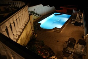 Pool bei Nacht