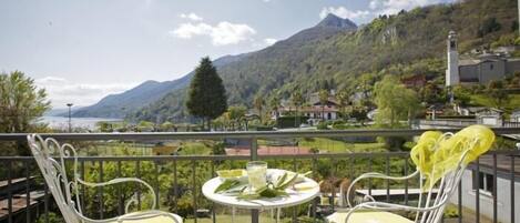 Ca. 12 m² großer länglicher Sonnenbalkon mit wunderschöner Sicht auf den See und auf die umliegenden Berge