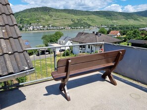 Außenansicht des Gebäudes. Sitzecke - Rheinblick