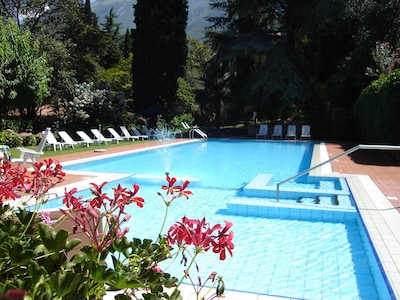 Residenza Villa Sopri - right on the lake, with a beautiful garden and pool