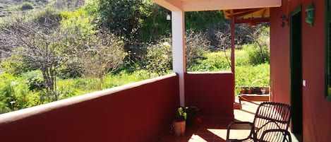 Überdachte Terrasse mit Blick ins Grüne und auf das Meer