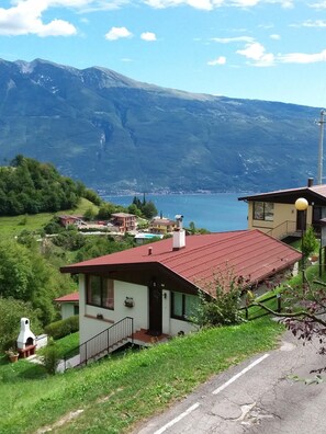 Aussicht von der Terasse auf den See 