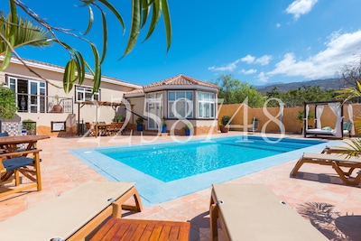 Comfortable holiday home with private pool for up to 8 people, 1km to the beach