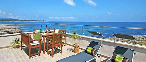 Große Terrasse mit spektakulärem Meerblick