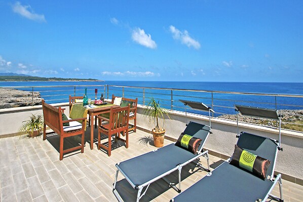 Große Terrasse mit spektakulärem Meerblick