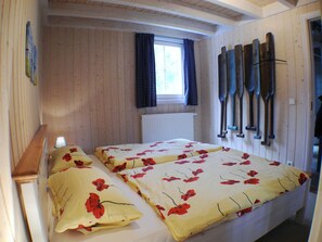 Schlafzimmer im Erdgeschoss mit Doppelbett