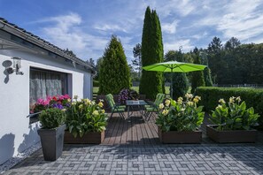 Blick seitlich auf die Terrasse