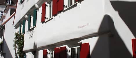 Die Münzgasse 10, Doppelhaushälfte  um 1780 erbaut, mit roten Fensterläden