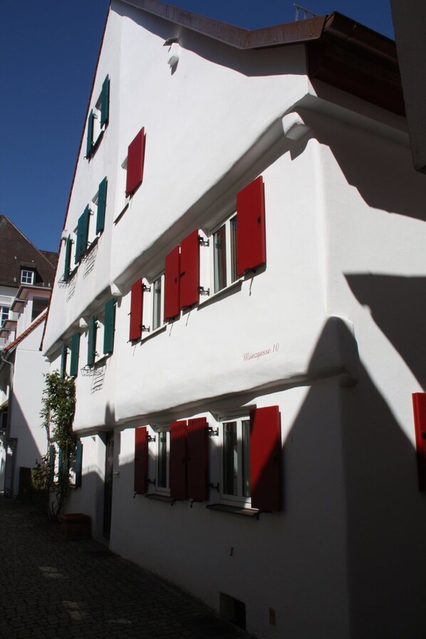 Die Münzgasse 10, Doppelhaushälfte  um 1780 erbaut, mit roten Fensterläden