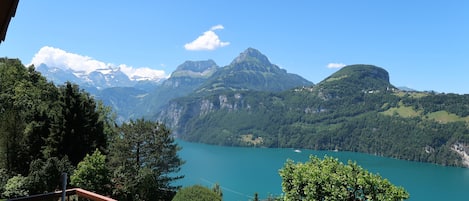 Sicht vom Balkon auf See und Berge