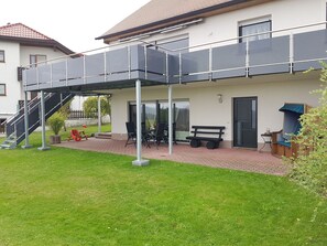 Außenansicht; Terrasse mit eigenem Sitzbereich und Strandkorb