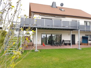 Außenansicht; Terrasse mit eigenem Sitzbereich und Strandkorb