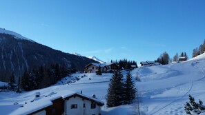 Blick von Terrasse auf Skipiste