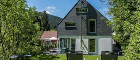 Ferienhaus Dieboldsberg Blick in den Garten