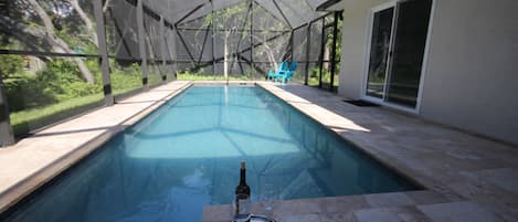 Wie wäre es mit einem Glas Wein am Pool?