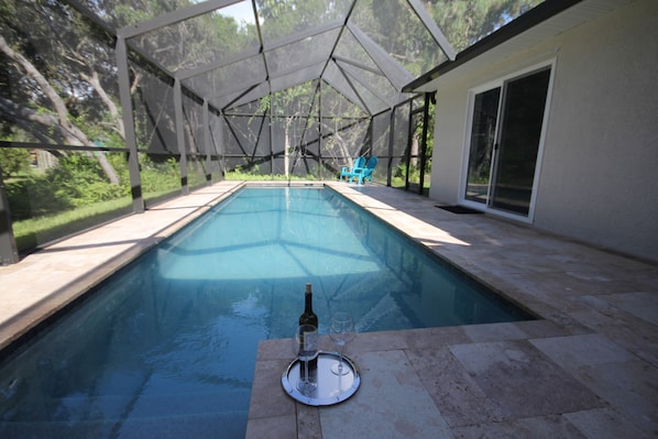 Wie wäre es mit einem Glas Wein am Pool?