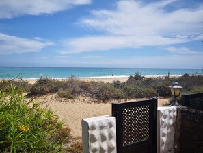 Nur ein Türchen trennt die Terrasse vom Strand