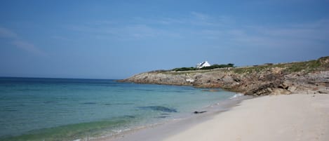 'Notre' plage à 3 minutes de la maison. L'eau y est particulièrement claire