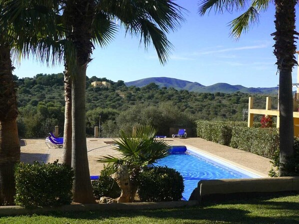 Pool mit Garten und einem wunderschönen Blick in die Berge