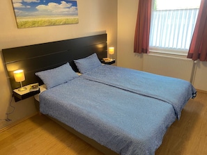 Schlafzimmer mit Boxspringbett