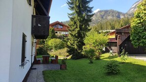 Blick zur Terrasse der Ferienwohnung