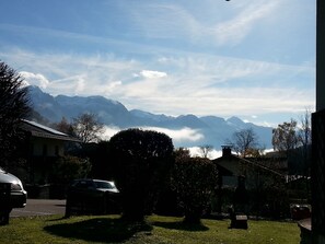 Aussicht von der Terrasse, ein Stellplatz gehört zur Wohnung