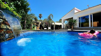  Villa cerca de la playa con piscina de agua salada, hidromasaje, cocina al aire libre, vista a la montaña para 10