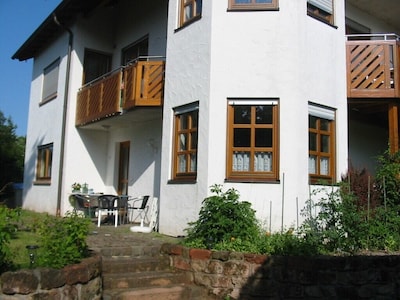 Roomy 3-star vacation apartment on the edge of town w/ view of the Burg Trifel