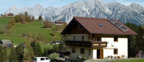 Das Haus mit dem Dachsteinmassiv im Hintergrund