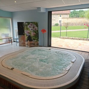 Salle spa à débordement avec sauna