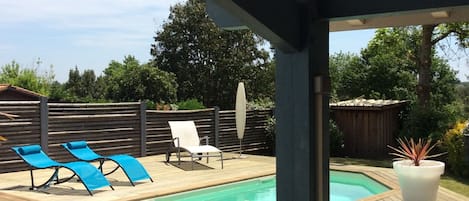 Terrasse et piscine privée, dans un cadre paysagé