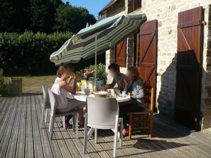 Petit déjeuner en été sur la terrasse