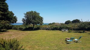 Le jardin en été, 2300m2 pour soi, clos et abrité des vents dominants.